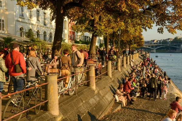 Basel Switzerland Oktober 2021 People Relaxing River Rhine Basel Switzerland — Stockfoto