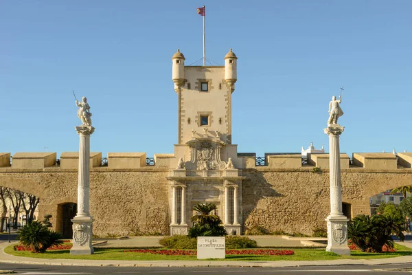 スペインのカディスにあるプエルタ ティエラ要塞の門 — ストック写真