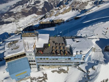 İsviçre Alplerindeki Engelberg tepesindeki Titlis Dağı 'nda İHA görüntüsü