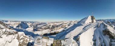 İsviçre Alplerindeki Engelberg tepesindeki Titlis Dağı 'nda İHA görüntüsü