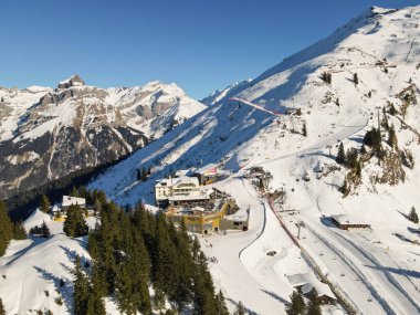 İsviçre Alplerindeki Engelberg üzerindeki Truebsee istasyonunda İHA görüntüsü