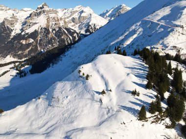 İsviçre Alplerindeki Engelberg üzerindeki Truebsee istasyonunda İHA görüntüsü
