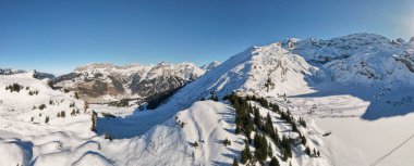 İsviçre Alplerindeki Engelberg üzerindeki Truebsee istasyonunda İHA görüntüsü