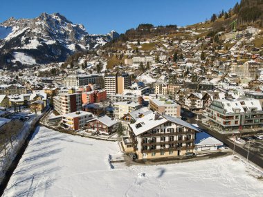 İsviçre Alpleri 'ndeki Engelberg köyünün insansız hava aracı görüntüsü
