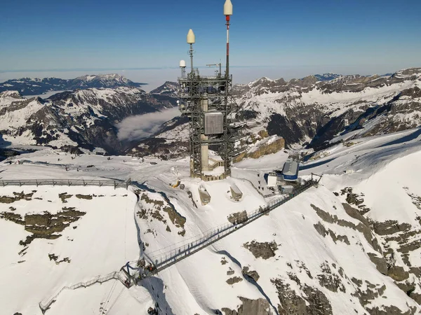 位于瑞士阿尔卑斯山脉Engelberg上方的Titlis山人行道上的无人机景观 — 图库照片