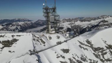 İsviçre Alplerindeki Engelberg tepesindeki Titlis Dağı 'nda İHA görüntüsü