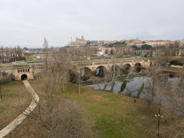 Fransa 'daki Beziers' de nehir küresi üzerinde kanal köprüsü
