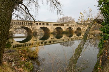 Fransa 'daki Beziers' de nehir küresi üzerinde kanal köprüsü