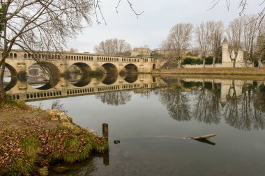 Fransa 'daki Beziers' de nehir küresi üzerinde kanal köprüsü
