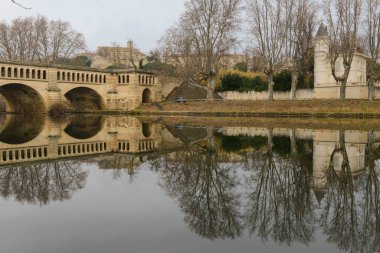 Fransa 'daki Beziers' de nehir küresi üzerinde kanal köprüsü