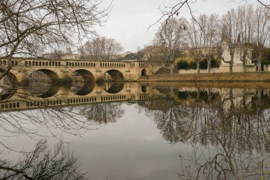 Fransa 'daki Beziers' de nehir küresi üzerinde kanal köprüsü