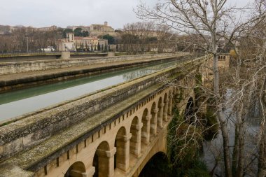 Fransa 'daki Beziers' de nehir küresi üzerinde kanal köprüsü