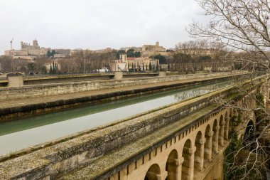 Fransa 'daki Beziers' de nehir küresi üzerinde kanal köprüsü