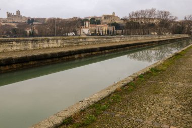 Fransa 'daki Beziers' de nehir küresi üzerinde kanal köprüsü