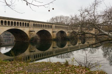 Fransa 'daki Beziers' de nehir küresi üzerinde kanal köprüsü
