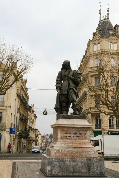 2021年12月25日 フランス ベジェの中央広場に像 — ストック写真