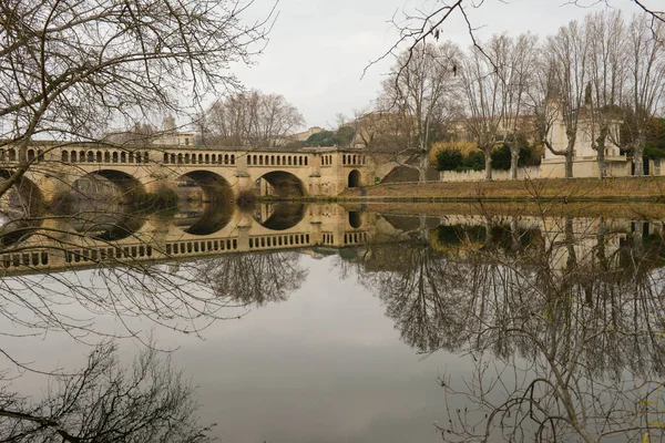 Fransa 'daki Beziers' de nehir küresi üzerinde kanal köprüsü