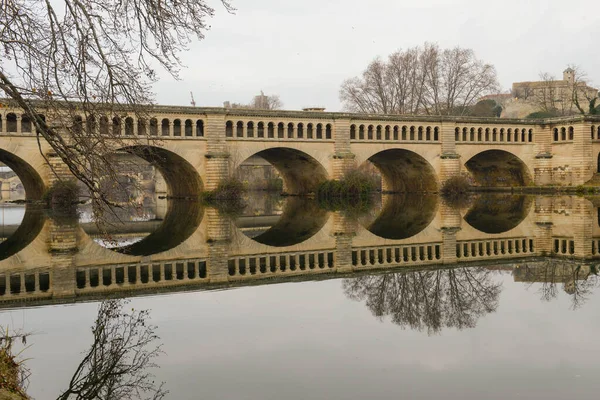 Fransa 'daki Beziers' de nehir küresi üzerinde kanal köprüsü