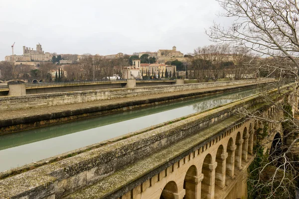 Fransa 'daki Beziers' de nehir küresi üzerinde kanal köprüsü