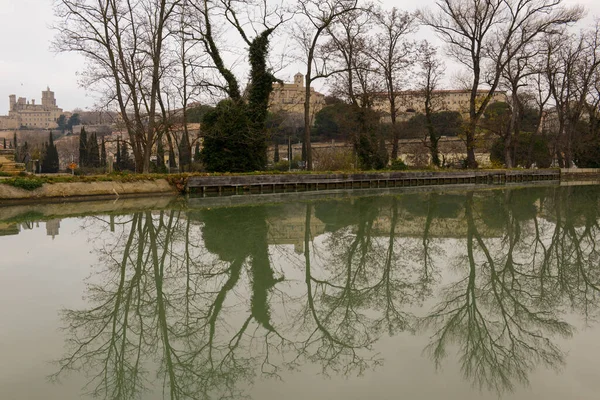 Fransa 'daki Beziers' de nehir küresi üzerinde kanal köprüsü