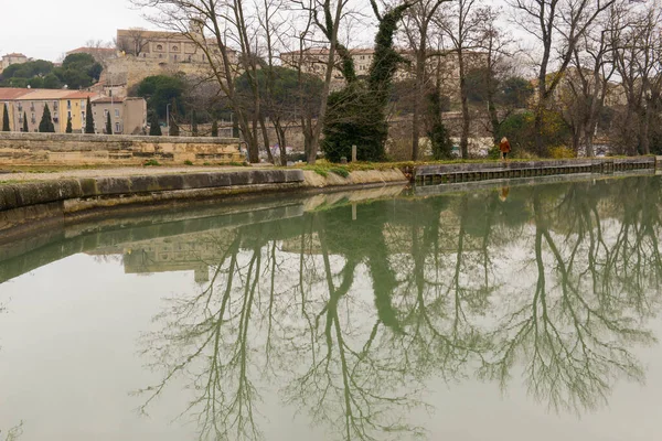 Fransa 'daki Beziers' de nehir küresi üzerinde kanal köprüsü