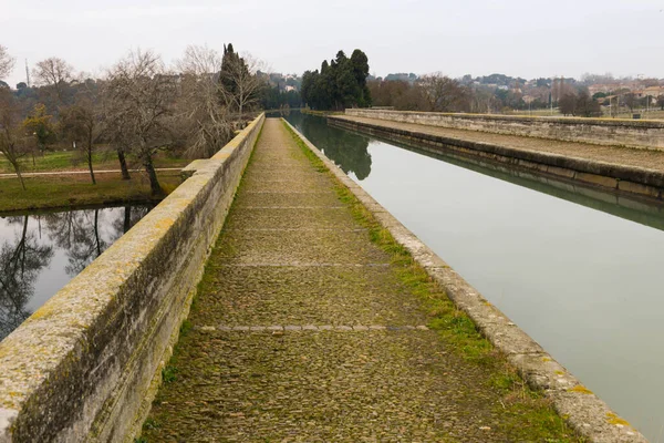 Fransa 'daki Beziers' de nehir küresi üzerinde kanal köprüsü