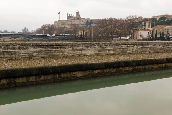 Fransa 'daki Beziers' de nehir küresi üzerinde kanal köprüsü