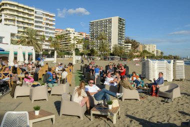 Marbella, İspanya - 5 Ocak 2022: İspanya 'nın Marbella plajındaki bir restoranda içenler