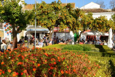 Marbella, İspanya - 5 Ocak 2022: İspanya 'da Marbella' daki belediye binasının önündeki bir restoranda içki içenler