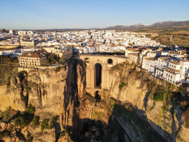 İspanya 'da Endülüs' teki Ronda köprüsünde insansız hava aracı görüntüsü