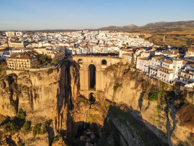 İspanya 'da Endülüs' teki Ronda köprüsünde insansız hava aracı görüntüsü