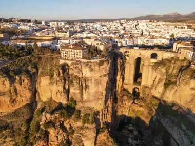 İspanya 'da Endülüs' teki Ronda köprüsünde insansız hava aracı görüntüsü