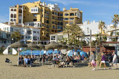 Cabopino, İspanya - 9 Ocak 2021: İspanya 'da Cabopino' da bir plaj restoranında yemek yiyen insanlar