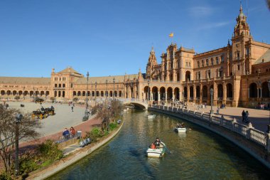 Seville, İspanya - 1 Ocak 2021: İspanya 'nın Endülüs bölgesindeki Sevilla' da Espana Meydanı