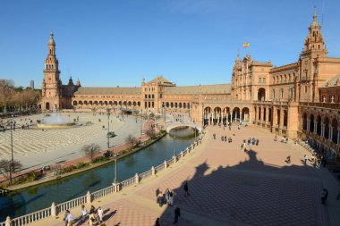 Seville, İspanya - 1 Ocak 2021: İspanya 'nın Endülüs bölgesindeki Sevilla' da Espana Meydanı