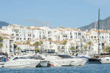 Puerto Banus, İspanya - 5 Ocak 2022: İspanya 'daki Puerto Banus limanının manzarası