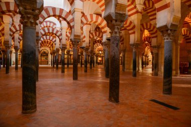 Mezquita 'nın İspanya' daki Endülüs 'teki Cordova' daki iç mekanları.