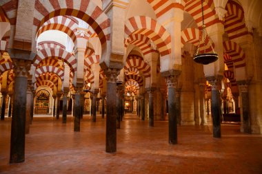 Mezquita 'nın İspanya' daki Endülüs 'teki Cordova' daki iç mekanları.
