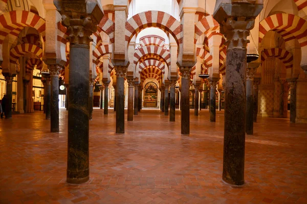 Mezquita 'nın İspanya' daki Endülüs 'teki Cordova' daki iç mekanları.
