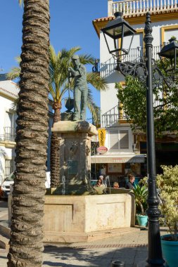 Monda, İspanya - 4 Ocak 2022: İspanya 'nın Endülüs kentindeki Monda köyündeki heykel