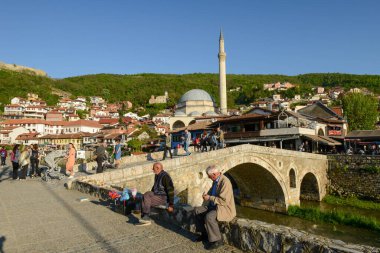 Prizren, Kosova - 5 Mayıs 2022: Kosova konusunda Prizren 'in eski köprüsünde yürüyen insanlar