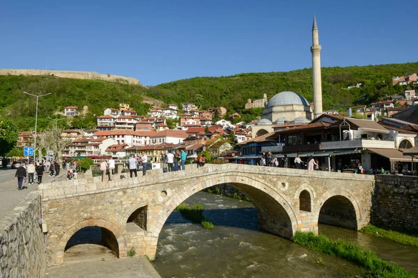 Prizren Kosovo Maio 2022 Pessoas Caminhando Sobre Velha Ponte Prizren — Fotografia de Stock