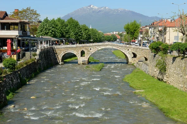 Prizren Kosovo Maggio 2022 Persone Che Attraversano Vecchio Ponte Prizren — Foto Stock