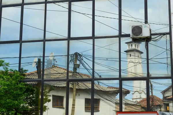 Encaixe Fios Elétricos Pilão Frente Uma Casa Prizren Kosovo — Fotografia de Stock