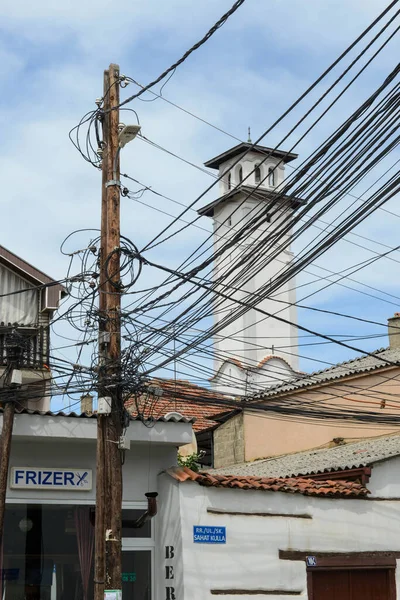 Ángulo Cables Eléctricos Pilón Frente Una Casa Prizren Kosovo — Foto de Stock