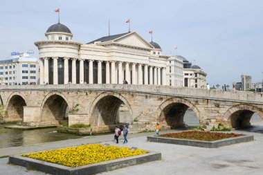 Üsküp, Makedonya - 7 Mayıs 2022: Üsküp 'te Makedonya üzerine taş köprü