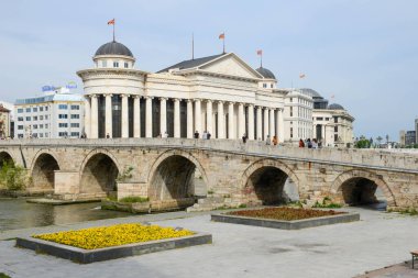 Üsküp, Makedonya - 7 Mayıs 2022: Üsküp 'te Makedonya üzerine taş köprü