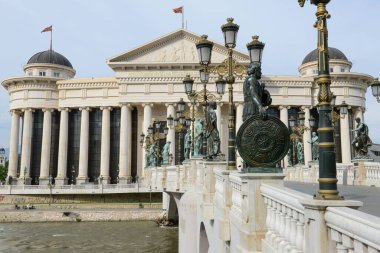Üsküp, Makedonya - 7 Mayıs 2022: Makedonya 'daki Medeniyet Köprüsü ve Arkeoloji Müzesi