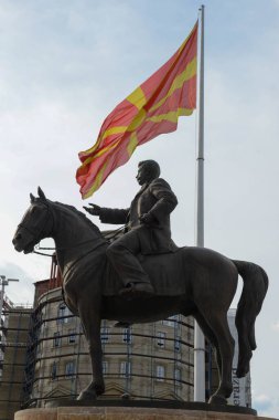 Üsküp, Makedonya - 7 Mayıs 2022: Makedonya 'nın Üsküp meydanındaki heykel