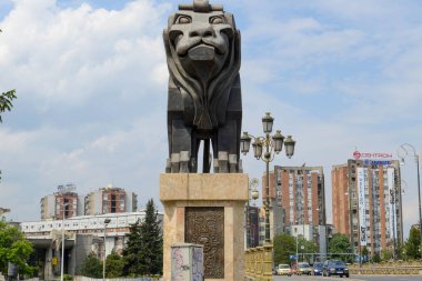Üsküp, Makedonya - 8 Mayıs 2022: Makedonya 'nın Üsküp şehir merkezinde aslan heykeli